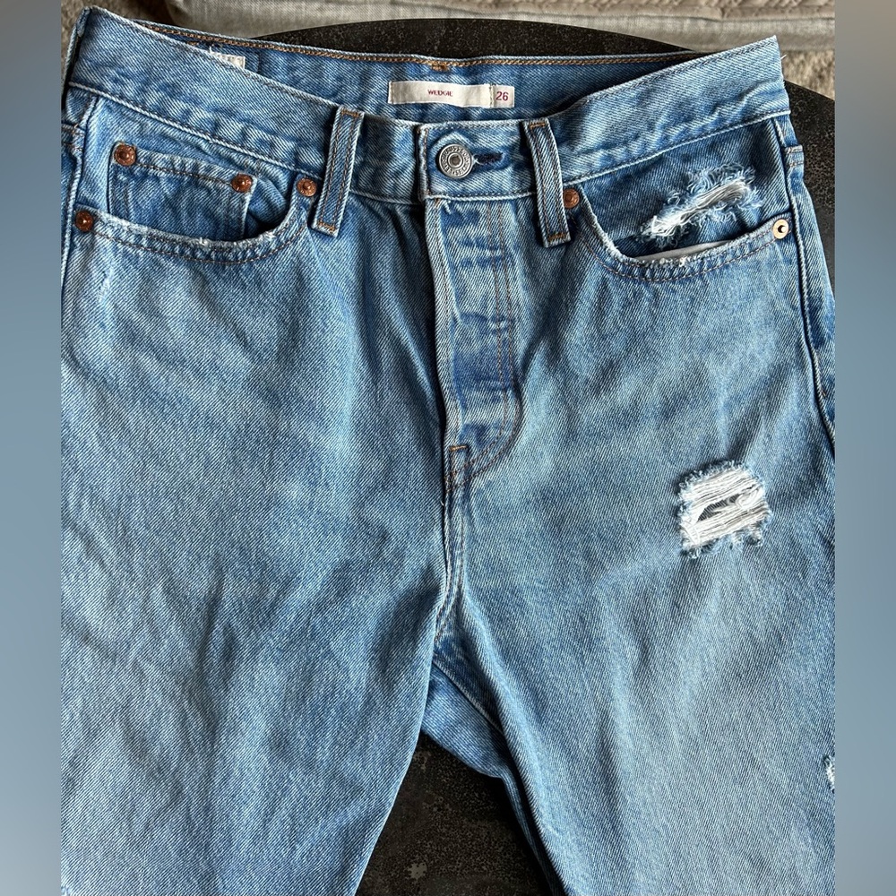 Levi’s | Premium Wedgie Ankle Jean - Picture 7 of 12